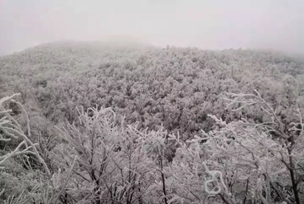 天门山雪景